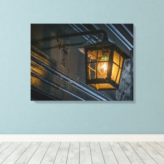 Schwarze Laterne, nahe Leinwand (Insitu (Holzboden))