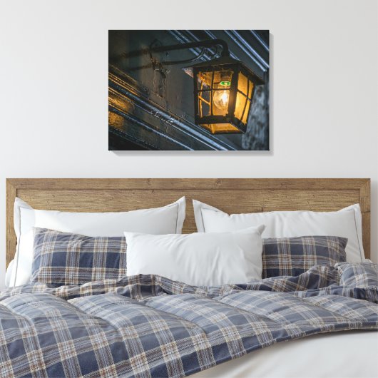 Schwarze Laterne, nahe Leinwand (Insitu (Schlafzimmer))