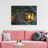 Schwarze Laterne, nahe Leinwand (Insitu (Wohnzimmer))