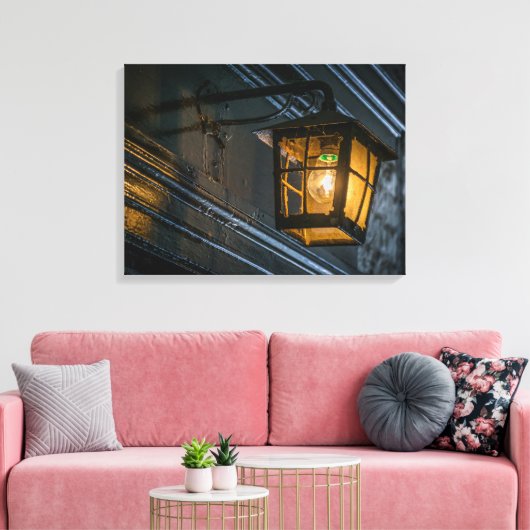Schwarze Laterne, nahe Leinwand (Insitu (Wohnzimmer))