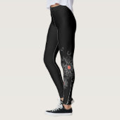 Schwarze Leggings mit Kronleuchter auf einem Bein (Links)