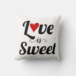 Schwarze Liebe ist Sweet fett Typografie und rotes Kissen