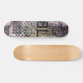 Schwarze lila Collage-Kunst auf Skateboard (Horizontal)