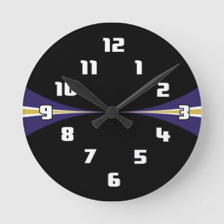 Schwarze Lila goldene Uhr