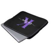 Schwarze lila Schrift Monogramm Laptopschutzhülle (Vorne Knopf)