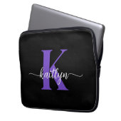 Schwarze lila Schrift Monogramm Laptopschutzhülle (Vorderseite Links)