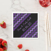 Schwarze lila Zickzack, anpassbare Papierserviette (Beispiel)