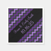 Schwarze lila Zickzack, anpassbare Papierserviette (Vorderseite)