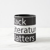 Schwarze Literatur spielt Tasse (Zentrum)