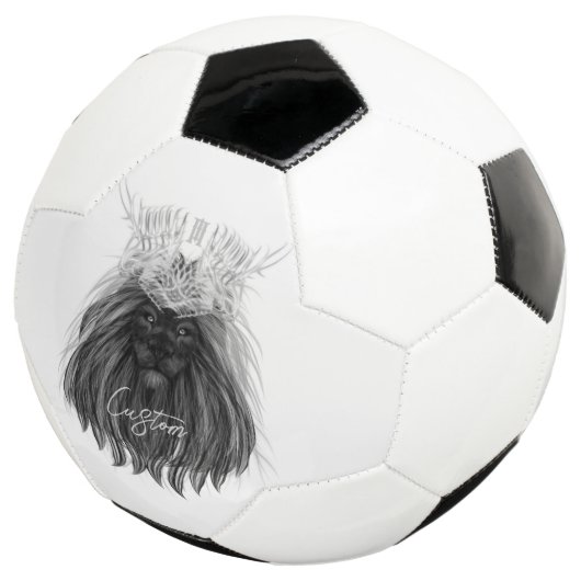 Schwarze Löwe mit Antlerkrone und Monogramm Fußball (Dreiviertel)