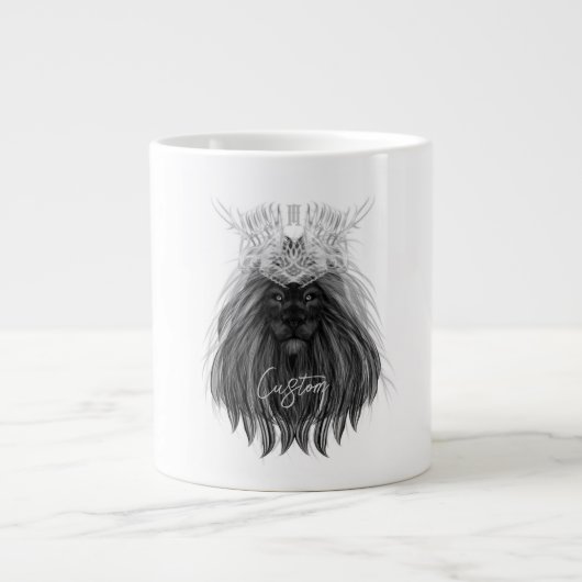 Schwarze Löwe mit Antlerkrone und Monogramm Jumbo-Tasse (Vorderseite)