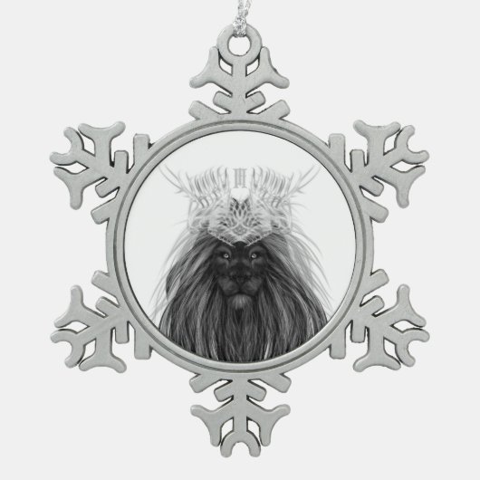 Schwarze Löwe mit Antlerkrone und Monogramm Schneeflocken Zinn-Ornament (Vorderseite)