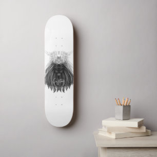 Schwarze Löwe mit Antlerkrone und Monogramm Skateboard