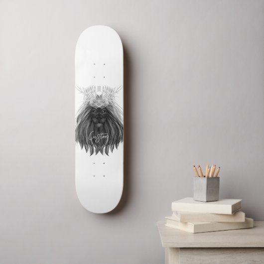 Schwarze Löwe mit Antlerkrone und Monogramm Skateboard (Wandkunst)