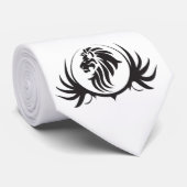 Schwarze Löwen Kopf an weißer Krawatte (Gerollt)