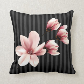 Schwarze Magnolien auf schwarzen Streifen Kissen