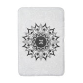 Schwarze Mandala auf einem weißen Pisley Badematte (Vorderseite Vertikal)
