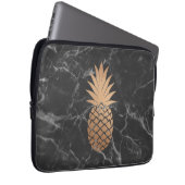 Schwarze Marmor-und Rosen-Goldananas-Laptophülse Laptopschutzhülle (Vorne Rechts)