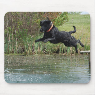 Schwarze Mausunterlage springendes des Labradors Mousepad