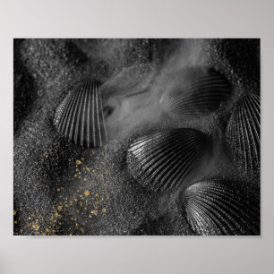 Schwarze Meeresmuscheln und Sand Tropische Druckba Poster