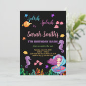 Schwarze Meerjungfrau auf Lila Muschel Einladungen (Stehend Vorderseite)