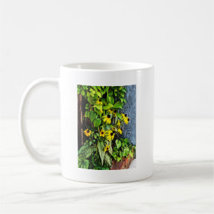 Schwarze Mit Augen Suspensionen von der Steinmauer Kaffeetasse
