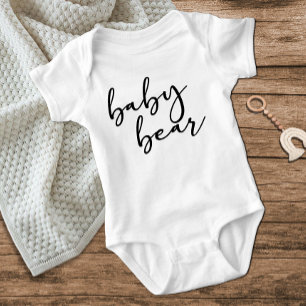 Schwarze moderne einfache Skript-Babybär Baby Strampler