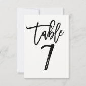 Schwarze moderne trendige Script-Tischnummer 7 Einladung (Vorderseite)