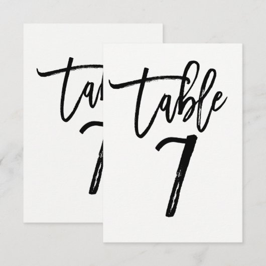Schwarze moderne trendige Script-Tischnummer 7 Einladung (Vorne/Hinten)
