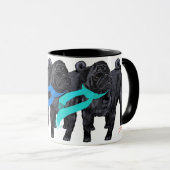 Schwarze Mops in Scarves Tasse (VorderseiteRechts)
