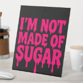Schwarze Neon Pink Pedestal Schild - Anpassbar (In Situ)
