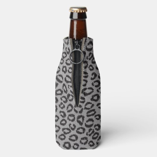 Schwarze Netzspitze mit Leopardenmuster auf weißem Flaschenkühler (Flasche Rückseite)