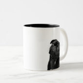 Schwarze niedliche Mops Zwei-Ton Tasse (VorderseiteRechts)