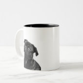 Schwarze niedliche Mops Zwei-Ton Tasse (Vorderseite Links)