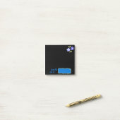 Schwarze Notizen mit violetten Blumen (Auf Schreibtisch)