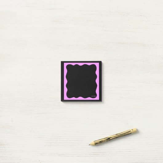 Schwarze Notizen mit welligem rosa Rahmen  (Auf Schreibtisch)