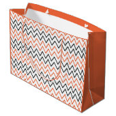 Schwarze Orange Chevron-Zickzack Große Geschenktüte (Rückseite Schrägansicht)