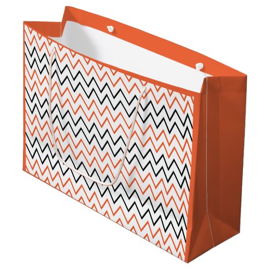 Schwarze Orange Chevron-Zickzack Große Geschenktüte (Vorderseite Schrägansicht)