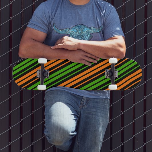 Schwarze Orange Grüne Vertikale Streifen Design Skateboard (Außenbereich 3)