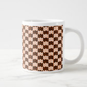 SCHWARZE ORANGE KARO Große weiße Tasse (Rechts)