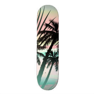 Schwarze Palmen am Sonnenuntergang Skateboard