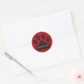 Schwarze Paw Print auf rotem Hintergrund Runder Aufkleber (Umschlag)