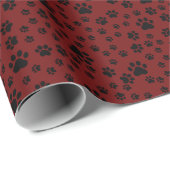 Schwarze Paw-Prints auf dunkelrot Geschenkpapier (Rolleneckpunkt)