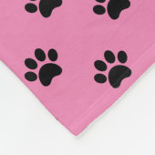 Schwarze Paw Prints auf Girly Pink Personalisiert Fleecedecke (Ecke)