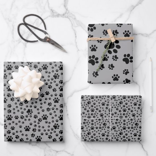 Schwarze Paw Prints auf Grau Geschenkpapier Set (Vorderseite)