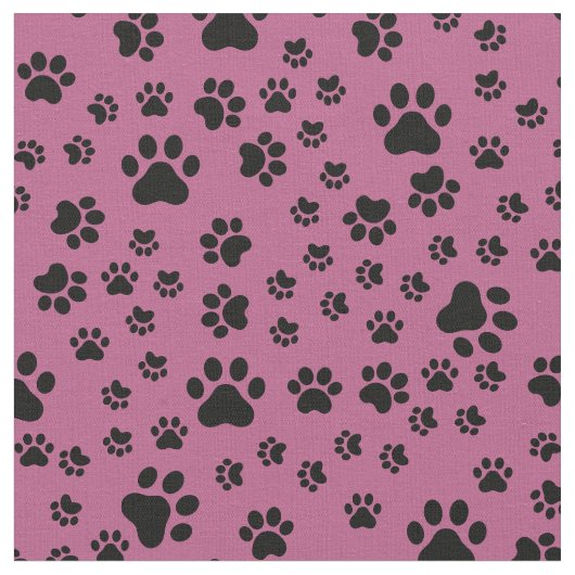 Schwarze Paw-Prints auf Rosa Stoff (Nahaufnahme)