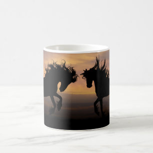 Schwarze Pferde in der Sunset Coffee Tasse züchten