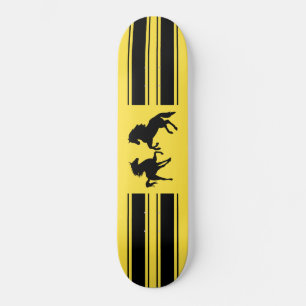 Schwarze Pferde + Skateboard