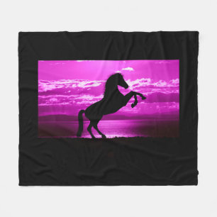 Schwarze Pferdeflockendecke/lila Hintergrund. Fleecedecke