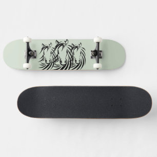 Schwarze Pferdeköpfe auf Grün Skateboard